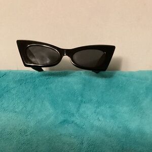 KAREN WAZEN CAT’S EYE SHAPED SUNGLASSES